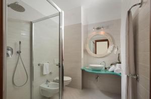 Koupelna v ubytování Gabbiano Azzurro Hotel & Suites