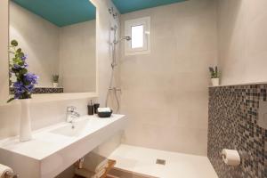 La salle de bains est pourvue d'un lavabo et d'une douche. dans l'établissement BCNGOTIC 22, à Barcelone