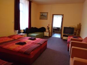 Postel nebo postele na pokoji v ubytování Guest House U Zámku