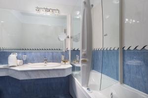 Koupelna v ubytování Gabbiano Azzurro Hotel & Suites