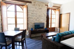 A television and/or entertainment centre at Apartamentos Sol de Mayo