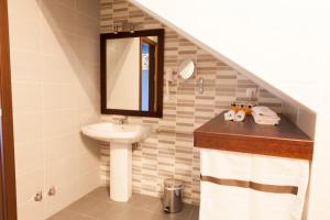 a bathroom with a sink and a mirror at Apartamentos Sol de Mayo in Úbeda