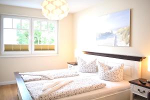 2 Betten in einem Zimmer mit 2 Fenstern in der Unterkunft Villa Ocean Place in Haffkrug