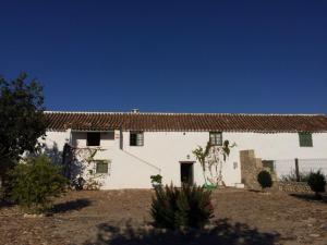 a white building with a tile roof at Casa del Almezo in Almodóvar del Río