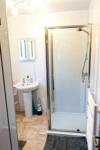W łazience znajduje się prysznic i umywalka. w obiekcie Number 12 Self Catering w mieście Portree