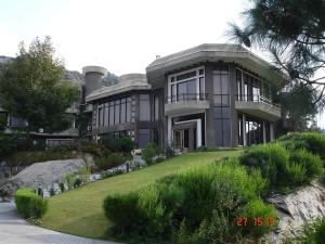a large house with a lawn in front of it at Rock City Resort in Mingāora