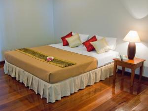 Ein Bett oder Betten in einem Zimmer der Unterkunft Baan Klang Aow Beach Resort