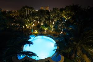 una vista aérea de una piscina por la noche en Apartamentos El Palmeral de Madaria, en Alicante