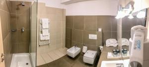 Ένα μπάνιο στο Hotel Satu Mare City +17 φωτογραφίες
