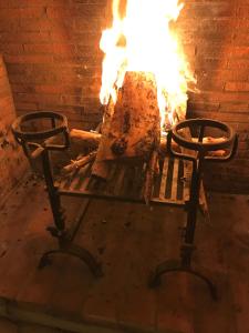 un fuego en un horno de ladrillo con dos metales en L'aile du Chateau en Ramatuelle