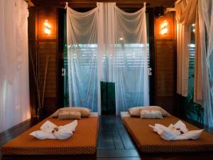 Ein Bett oder Betten in einem Zimmer der Unterkunft Baan Klang Aow Beach Resort