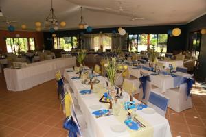 a large room filled with tables and chairs at Seminara Apartments Coochiemudlo Island in Coochiemudlo