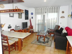 sala de estar con sofá y mesa en Apartamentos 3000 Jaca, en Jaca