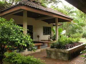 Ein Garten an der Unterkunft Baan Klang Aow Beach Resort