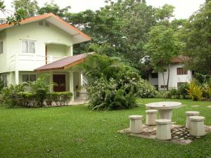 Ein Garten an der Unterkunft Baan Klang Aow Beach Resort
