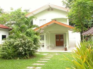Ein Garten an der Unterkunft Baan Klang Aow Beach Resort