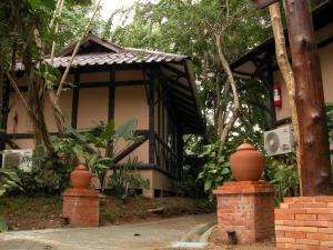 Ein Garten an der Unterkunft Baan Klang Aow Beach Resort