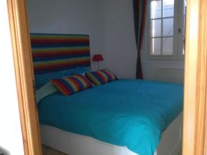 Un pat sau paturi într-o cameră la Les Genets