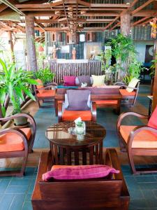 Ein Sitzbereich in der Unterkunft Baan Klang Aow Beach Resort
