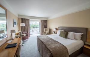 Uma cama ou camas num quarto em The River Lee Hotel a member of The Doyle Collection