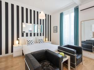 ニースにあるWelkeys Apartment - Eugène Emmanuelのベッドルーム(キングサイズベッド1台、ソファ付)