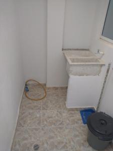 タガンガにあるApartamento en Tagangaのバスルーム(洗面台、ホース付)