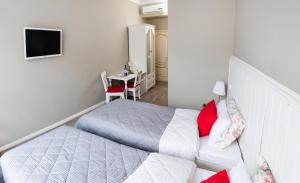 ein kleines Schlafzimmer mit einem Bett und einem Schreibtisch in der Unterkunft Chalet de Provence in Sankt Petersburg