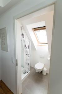 baño con aseo y ventana en Refugium-Luebeck en Lübeck