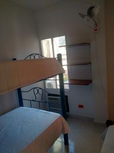 una camera con letto a castello e finestra di Apartamento en Taganga a Taganga