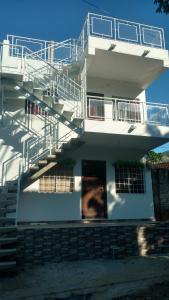 um edifício branco com uma escada em Apartamento en Taganga em Taganga