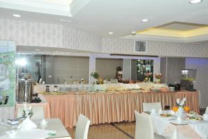 a dining room with tables and chairs and a buffet at İzmir Otel Kabaçam in İzmir