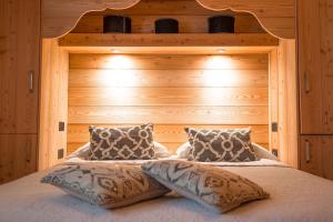 A bed or beds in a room at Ledro Mountain Chalet
