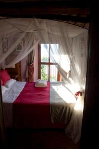 La Balconata في باني دي لوكا: غرفة نوم مع سرير مظلة مع نافذة
