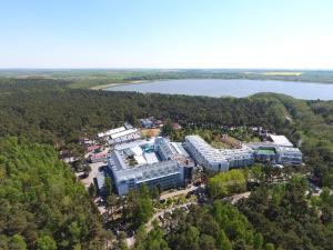 an aerial view of a building with a lake at Sandra Spa Pogorzelica & Aquapark in Pogorzelica