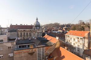 een luchtzicht op een stad met een gebouw bij The View and Design Studio in Zagreb