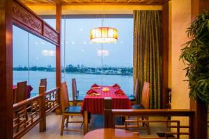 uma sala de jantar com uma mesa e vista para a água em Lagos Oriental Hotel em Lagos