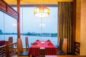 Lagos Oriental Hotel tesisinde bir restoran veya yemek mekanı