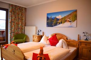 una camera con due letti e una sedia e una montagna di Pension Gruber a Weisspriach