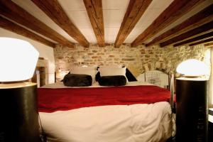 เตียงในห้องที่ Le Clos de Sainte Croix