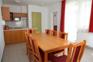 Kuchyň nebo kuchyňský kout v ubytování Auguszta Hotel