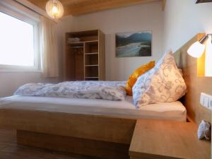HöfenにあるNaturparkferienwohnungen Wolfのベッドルーム1室(枕付)
