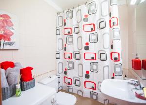 Ванная комната в Cozy Apartment in Costa Adeje,Torviscas playa