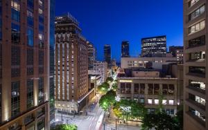 uma rua da cidade à noite com edifícios altos em The Paramount Hotel em Seattle