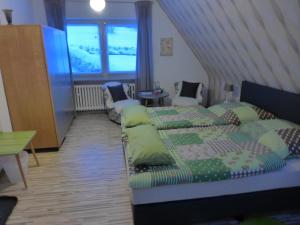 ein Schlafzimmer mit zwei Betten und einem Fenster in der Unterkunft Gästehaus HarzGlück in Braunlage