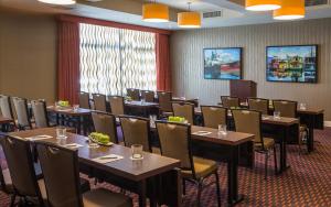 فندق ذا بارامونت في سياتل: غرفة طعام مع طاولات وكراسي في غرفة
