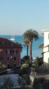 vistas al océano desde un edificio en Au Cavettu B&B, en Varazze