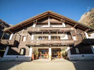 uma casa com uma varanda na parte da frente em Residence Apfel em Gressoney-Saint-Jean