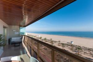 een balkon met uitzicht op het strand bij Ag Bermudas Premium in Gandía