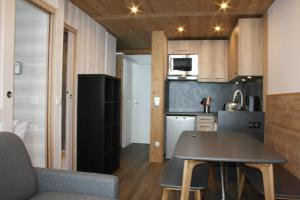A kitchen or kitchenette at Alpage 1
