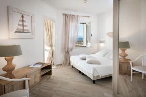 Postel nebo postele na pokoji v ubytování Gabbiano Azzurro Hotel & Suites